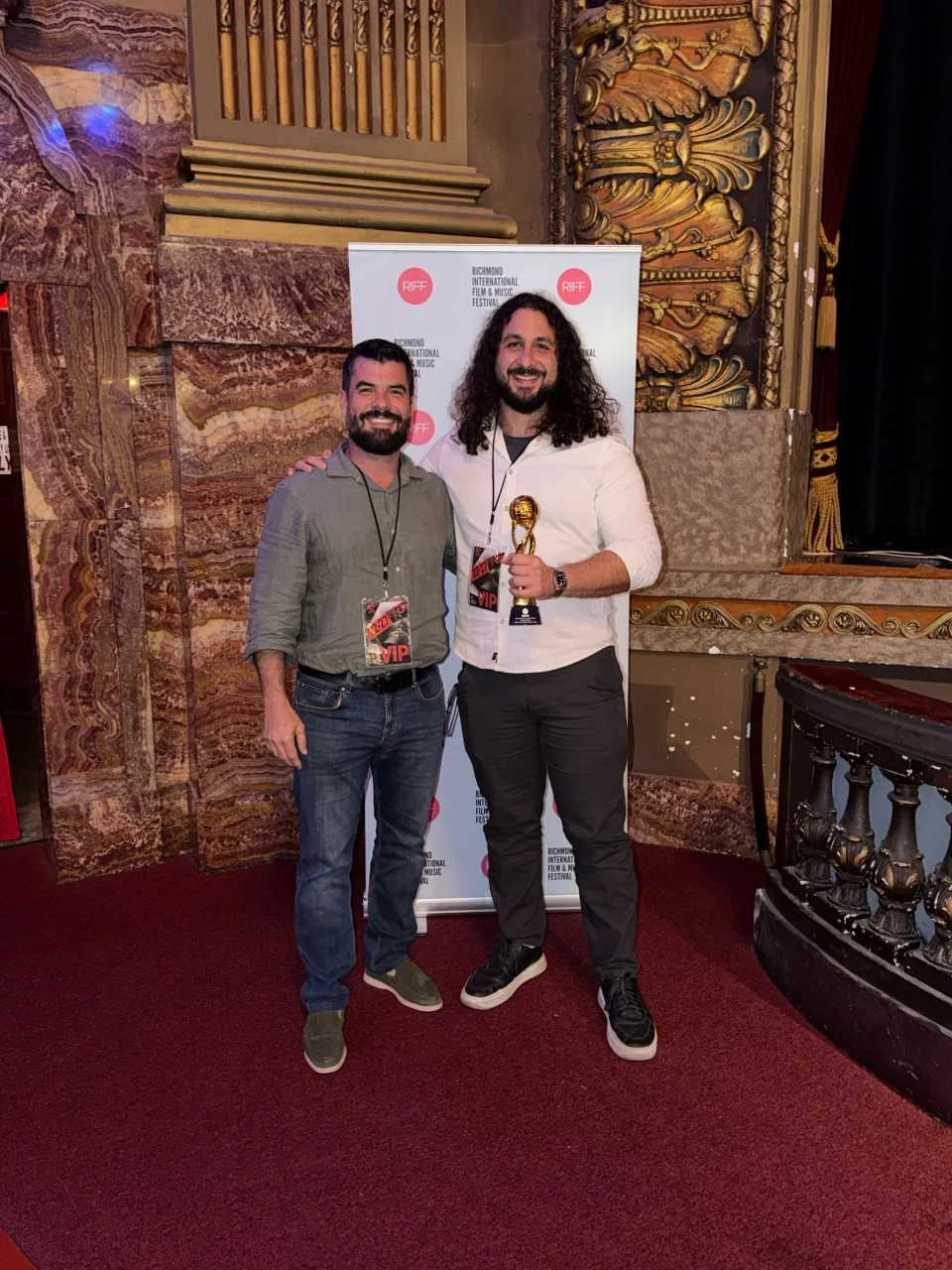 Leandro Verzini e integrante da equipe com o prêmio recebido no Richmond International Film Festival